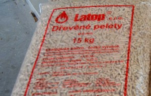 Pytel s 25 kg pelet značky Latop.