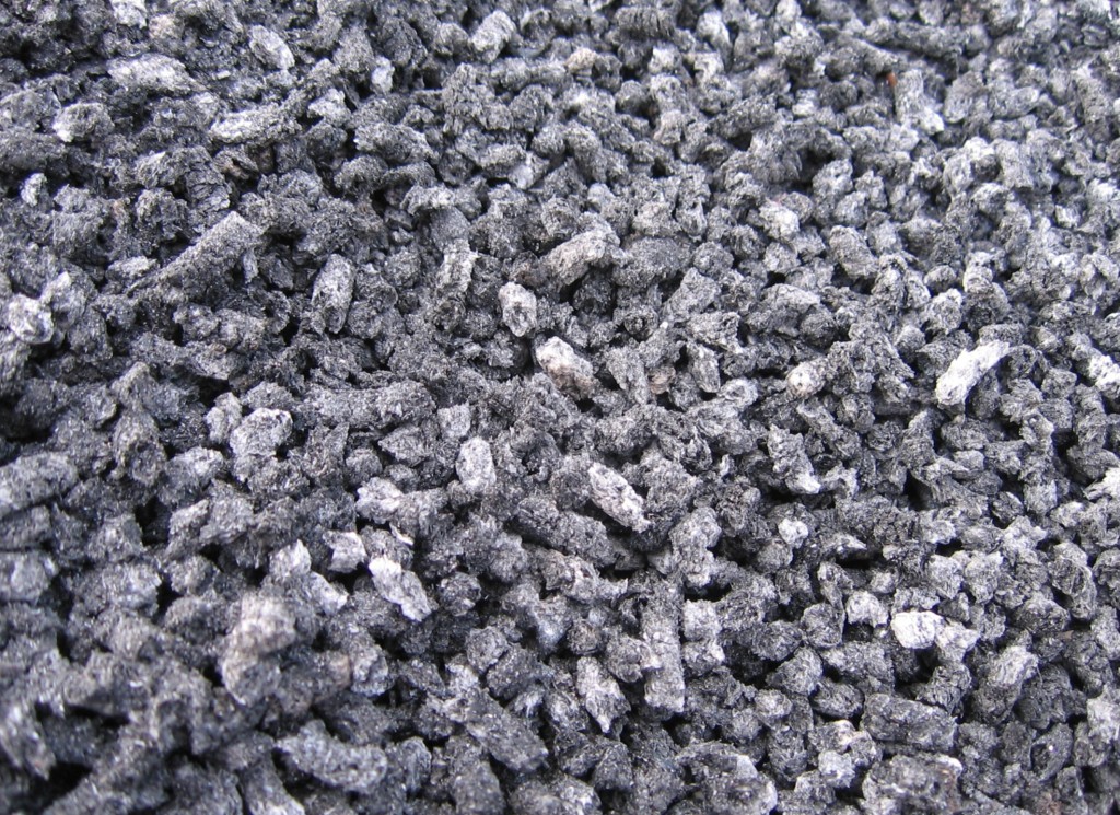Nedokonalé spálení agropelet Nedokonalé spálení agropelet