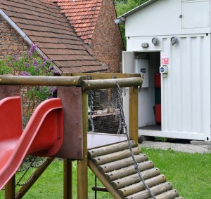 Kotelna je v kontejneru vedle budovy školky.